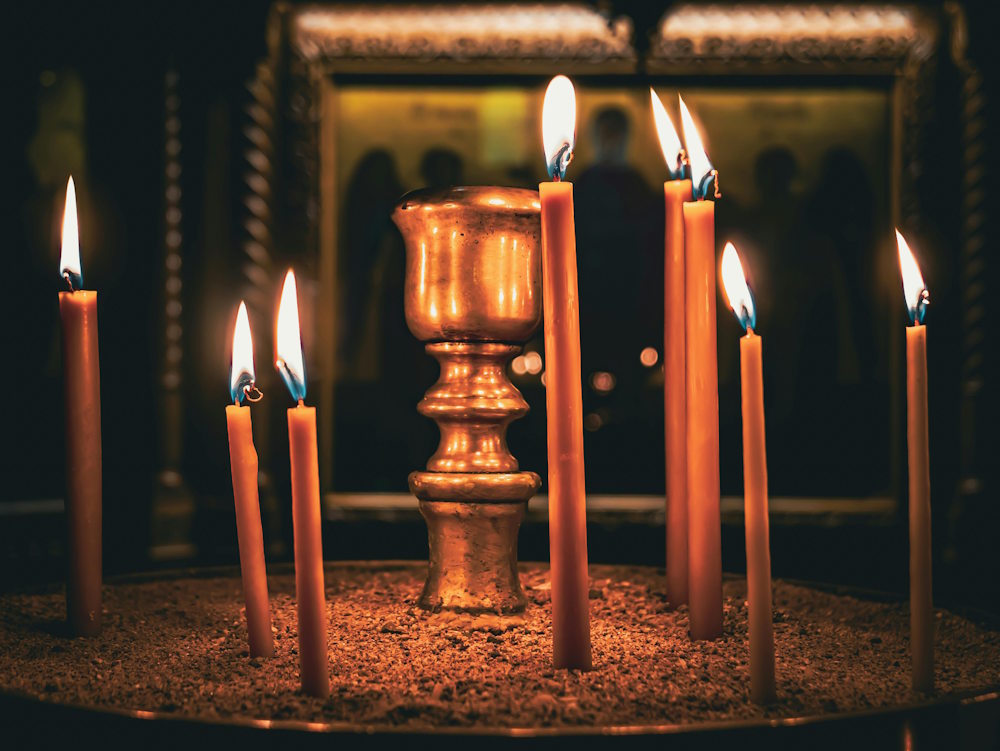 Velas ortodoxas en un candelero